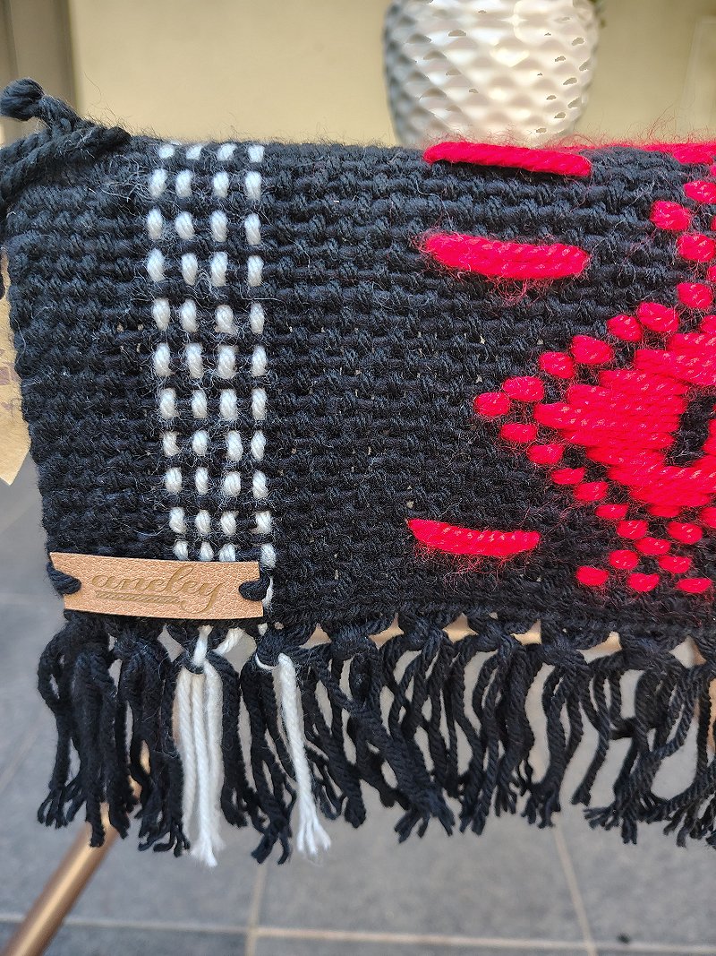 Caminos de mesa Rupu Negro tejidas en telar artesanales
